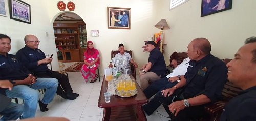 PWI Riau Jenguk Wartawan Tertua, Wartawan Sakit dan Berbagi 